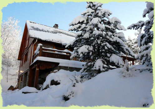 Chalet sous la neige